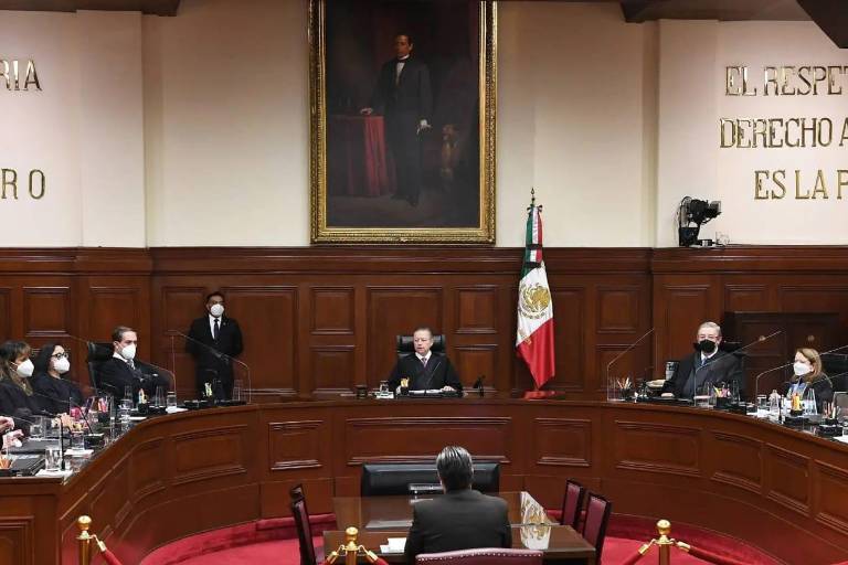 Defiende AMLO a Yasmín Esquivel y cuestiona al Ministro Alfredo Gutiérrez