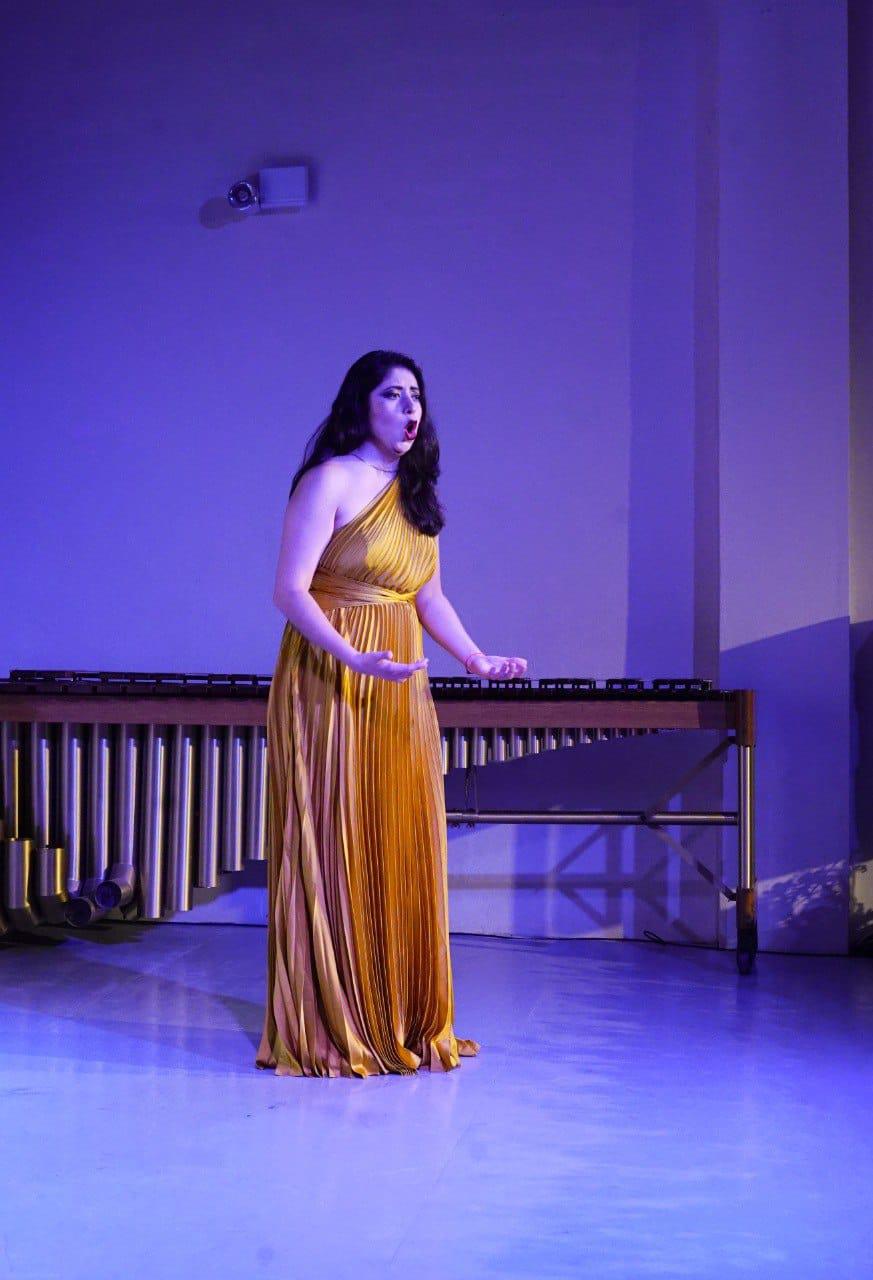 $!La nueva graduada del Centro Municipal de las Artes de las licenciaturas en Canto, durante su participación.