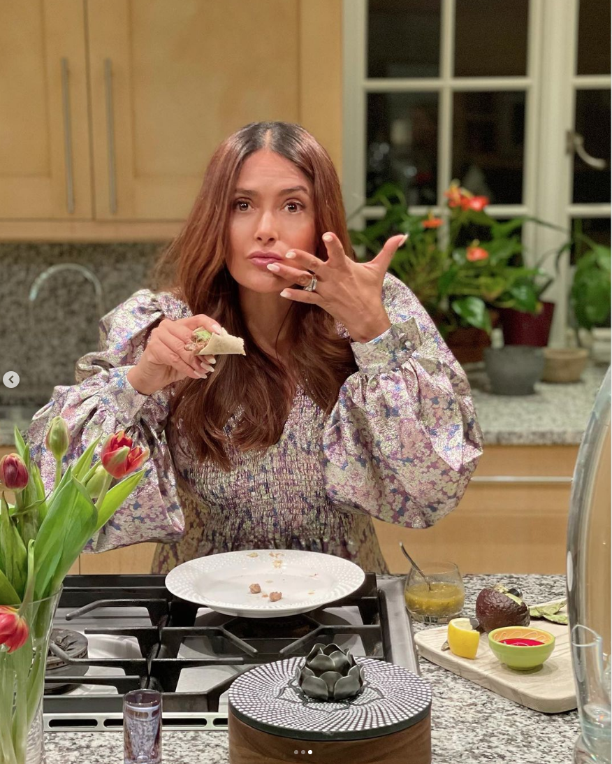 $!Disfruta Salma Hayek de unos ricos camarones en su natal Veracruz