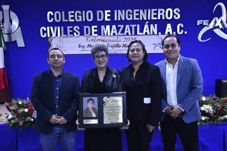 Recibe Ingeniera Mariana Trujillo galardón por trayectoria profesional