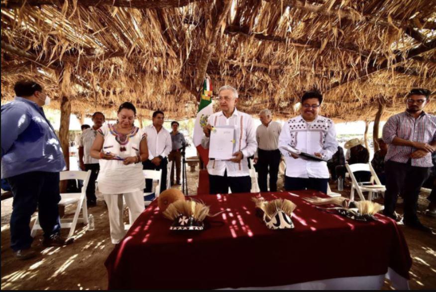 $!El presidente de México, Manuel López Obrador, anunció también la creación de una comisión de justicia para la restitución de tierras al Pueblo Yaqui.