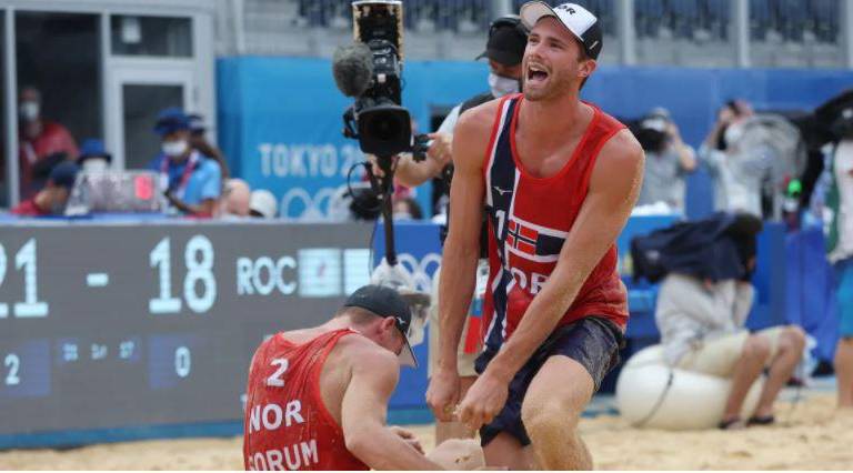 Christian Sandlie Sorum, #2, y Anders Berntsen Mol, #1, de Noruega, celebran su oro tras vencer a la dupla del ROC en la final.