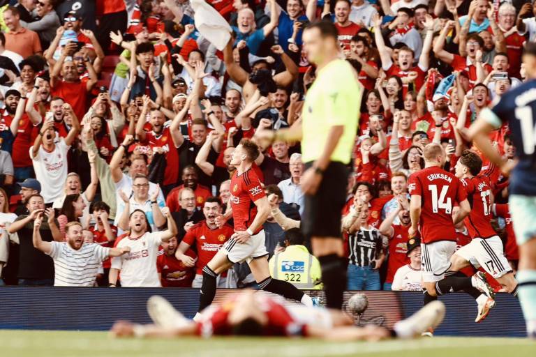 Scott McTominay recupera el ‘Fergie Time’ en victoria sobre el Brentford