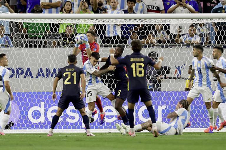 Perdona Ecuador y Argentina va a semifinales de la Copa América