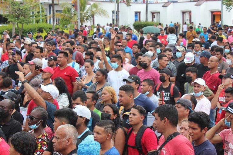 Caravana de alrededor de 15 mil migrantes avanza por Chiapas; se dirigen a EU