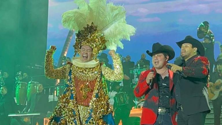 Después de la coronación como Rey de la Alegría de Héctor II, se presentan Julión Álvarez y Alfredo Olivas en el estadio Teodoro Mariscal.