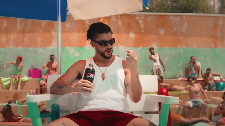 Bad Bunny protagoniza nuevo comercial de la marca Pepsi.