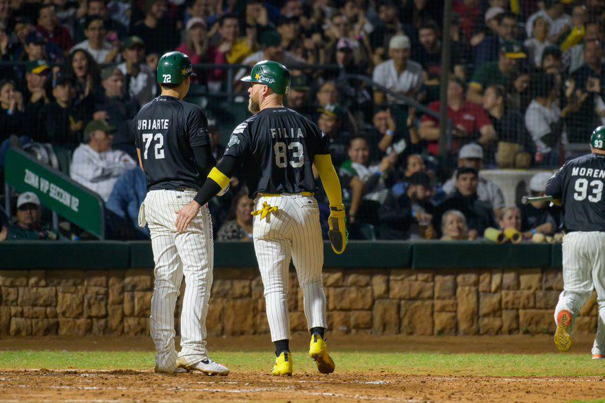 $!Con par de squeeze plays, Venados amarra la serie en Los Mochis