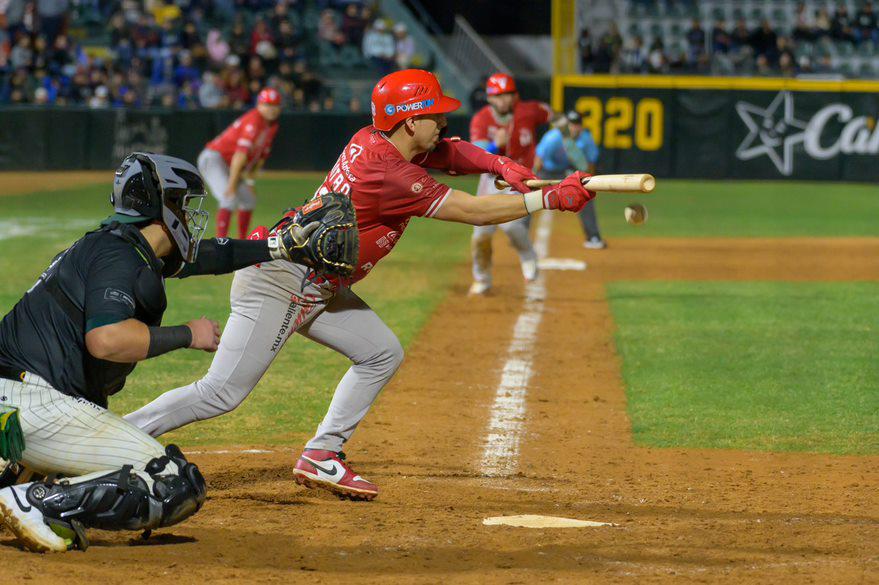 $!Con par de squeeze plays, Venados amarra la serie en Los Mochis