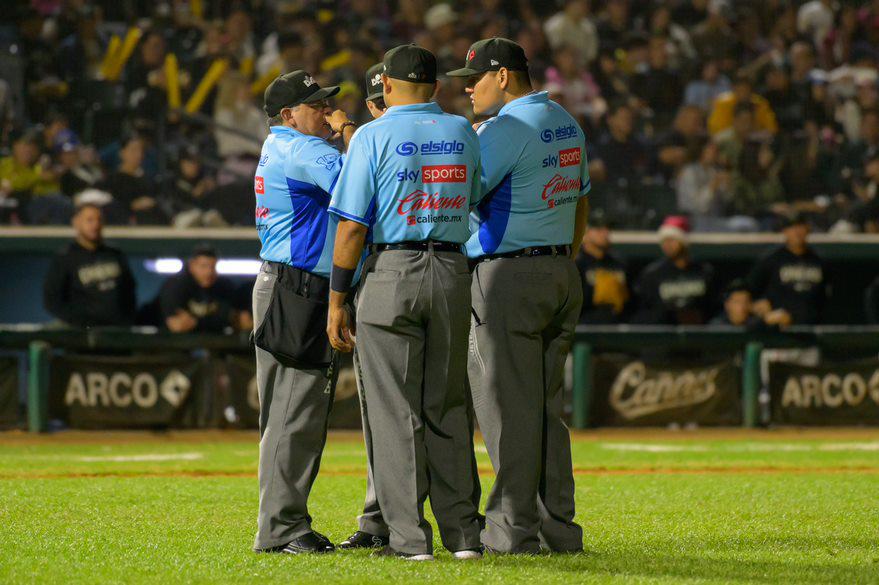 $!Con par de squeeze plays, Venados amarra la serie en Los Mochis