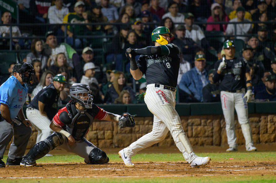 $!Con par de squeeze plays, Venados amarra la serie en Los Mochis