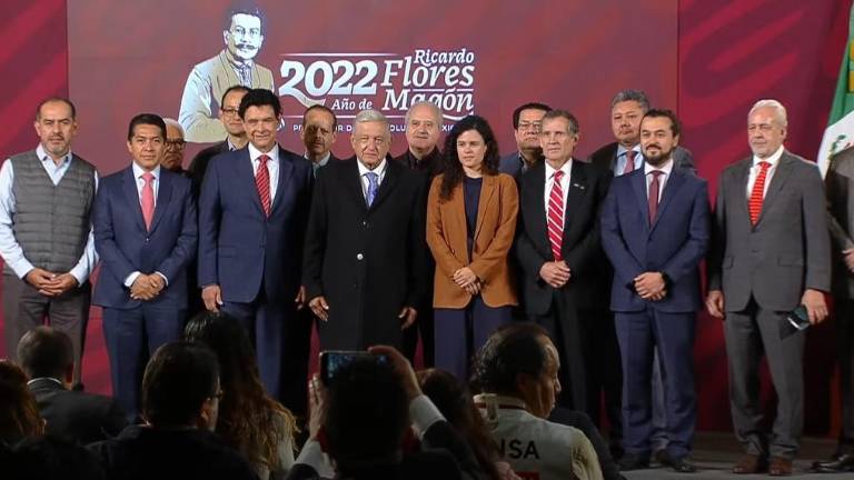 Funcionarios y representantes obrero y patronal anuncian el aumento al salario mínimo.
