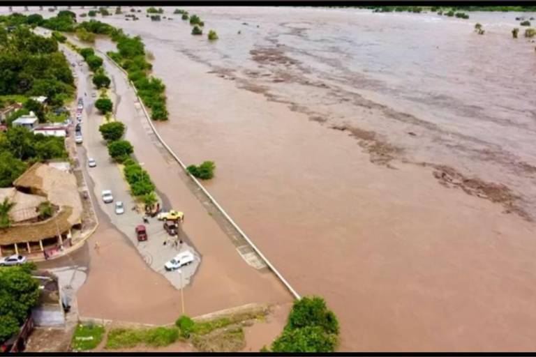 En Rosario reportan que tras las lluvias se desborda el Río Baluarte