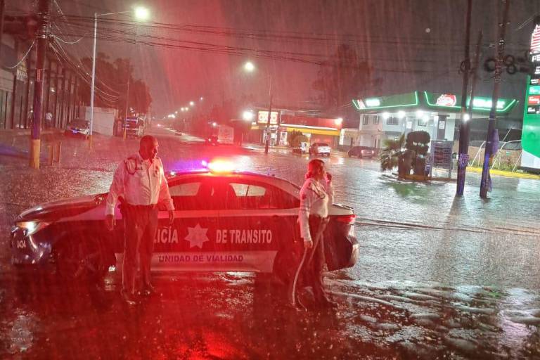 Cierran cruce de Niza y Emiliano Zapata por inundación en Culiacán