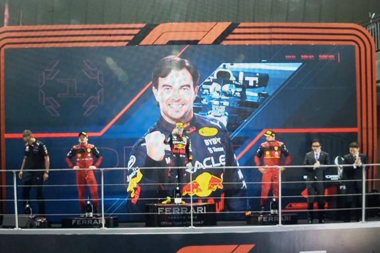 Así lo hacemos los mexicanos, nos callamos y trabajamos: ‘Checo’ tras ganar en Singapur