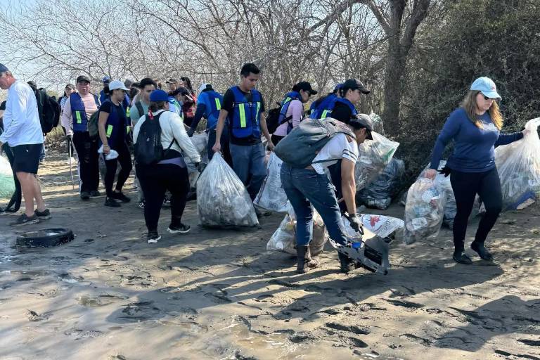 Recolecta MazConCiencia más de 700 kilos de plásticos en jornada de limpieza en la Isla de la Piedra