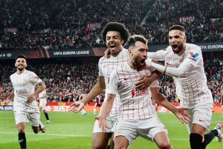 Tecatito y Sevilla ganan en los octavos de la Europa League