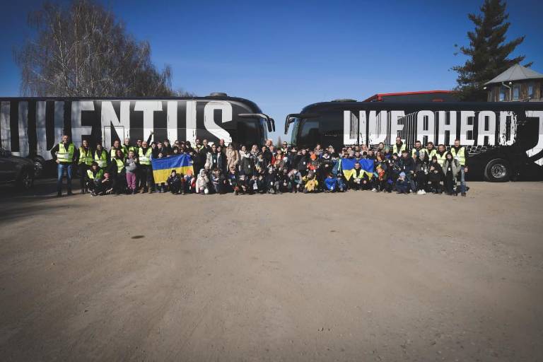 FOTOS: Juventus rescata 80 personas de Ucrania, la mayoría niños; las recibe en Turín