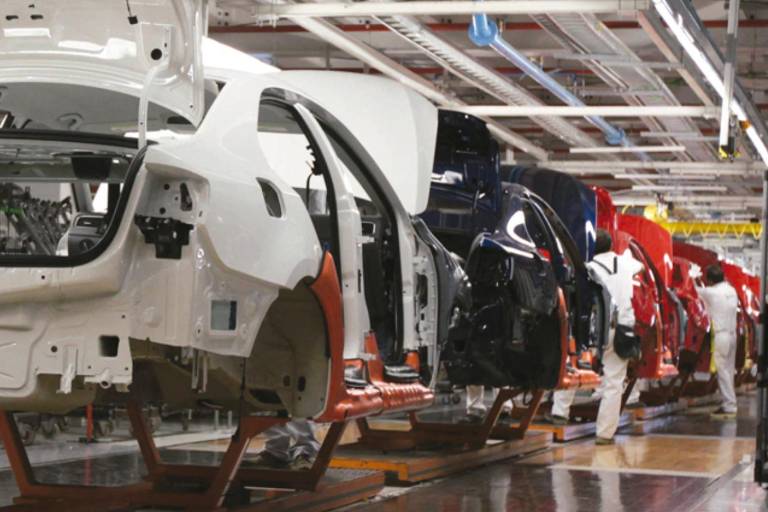 Trump advierte con imponer aranceles a automóviles importados; Nissan se iría de México