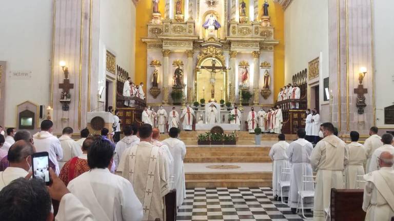 La Misa Crismal es oficiada por Monseñor Jonás Guerrero Corona.