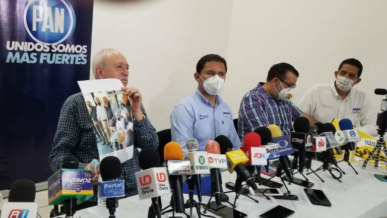 Guillermo Quintana Pucheta, director contencioso de la coalición entre los partidos Revolucionario Institucional, Acción Nacional y de la Revolución Democrática, durante la rueda de prensa.