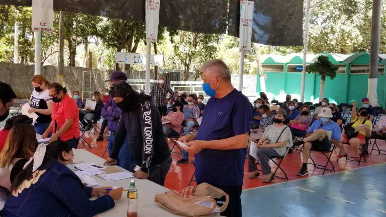 En el Zoológico de Culiacán la población acudió a registrarse para recibir la vacuna contra el Covid-19.