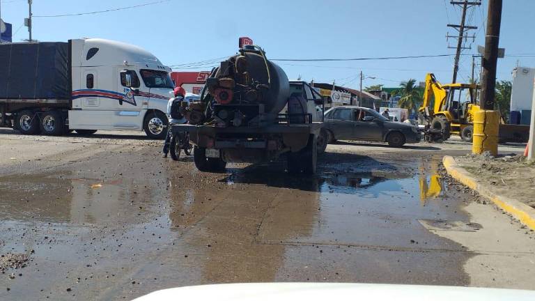No han podido solucionar el problema de la tubería rota en la avenida Gabriel Leyva.