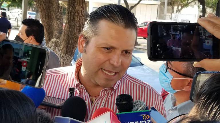 Mario Zamora atendiendo a los medios de comunicación