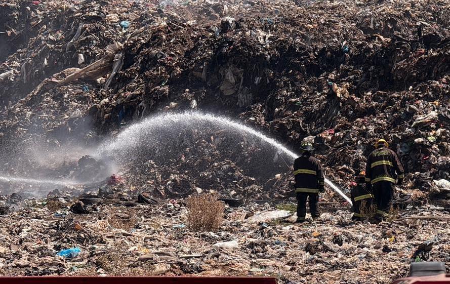 $!Bomberos combaten y controlan incendio en el basurón de Mazatlán