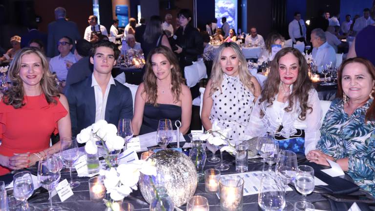Vanessa Bernal, José Luis Mogollón Coppel, Hayley Coppel de Mogollón, Sofía Estrada, Letty Coppel y Griselda Millán.