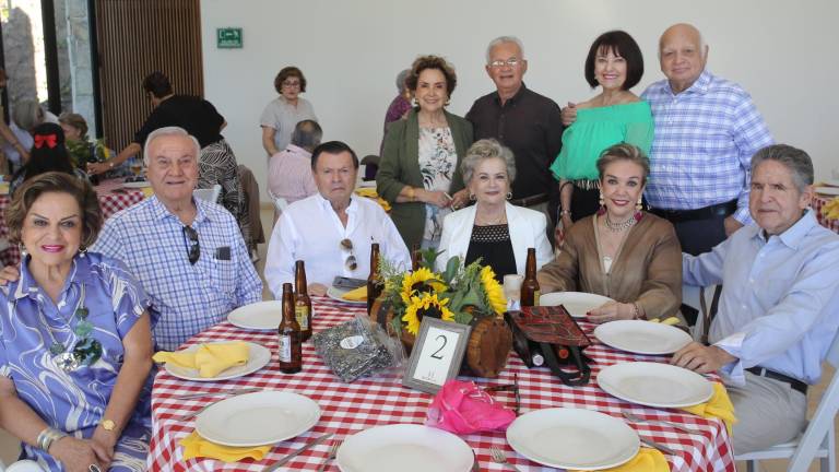 Magdalena Rodríguez de Ramírez, Ricardo Ramírez, Blanca Alicia Martínez de Ramírez y Miguel Ernesto Ramírez. Sentados, Rayito Arias de Rodríguez, Rodrigo Rodríguez, Amado Guzmán, Yoya Reynaud de Guzmán, Carmen Sánchez de García y Genaro García.