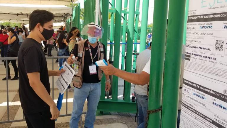 Sugieren a los jóvenes de 18 y más a vacunarse.