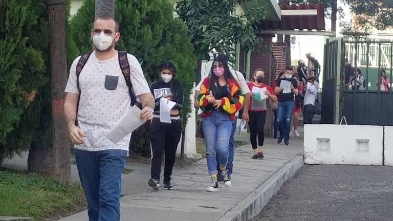 Trabajadores de la educación acudieron este miércoles a aplicarse el biológico en Sinaloa.
