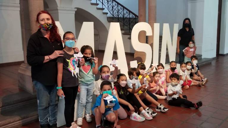 Los niños viven sus vacaciones de pascua en el museo.