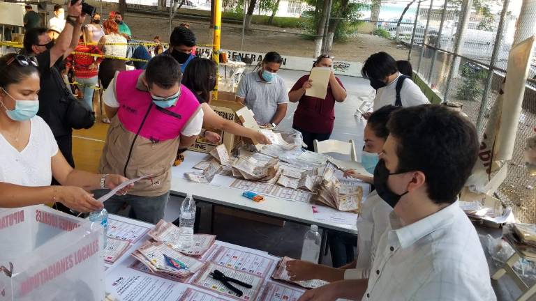 Conteo de votos después de la jornada electoral del domingo.