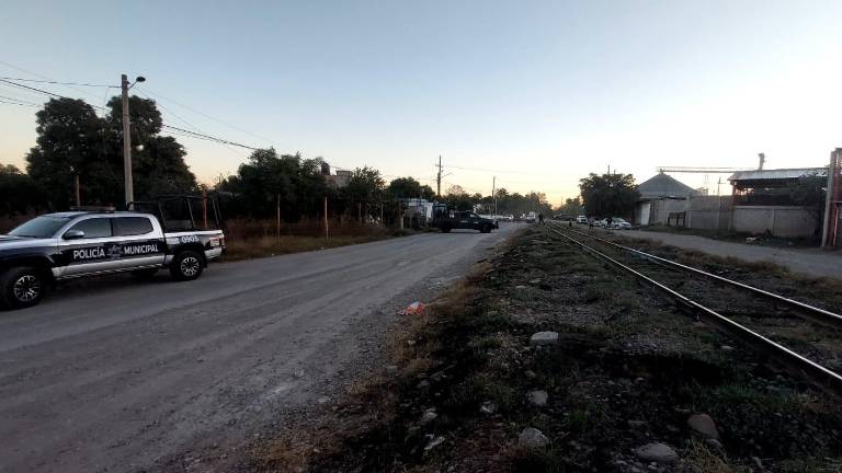 Una persona fue hallada asesinada a golpes cerca de las vías del ferrocarril por la zona de la colonia Las Flores, en Culiacán.