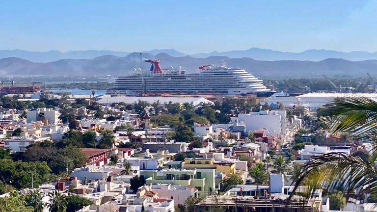 El Carnival Panorama atracó en la terminal de cruceros cerca de las 9:00 horas de este miércoles.