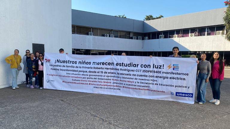 Madres de familia se manifestaron afuera de la Secretaría de Educación Pública y Cultura para exigir la reinstalación de la energía eléctrica en el plantel.