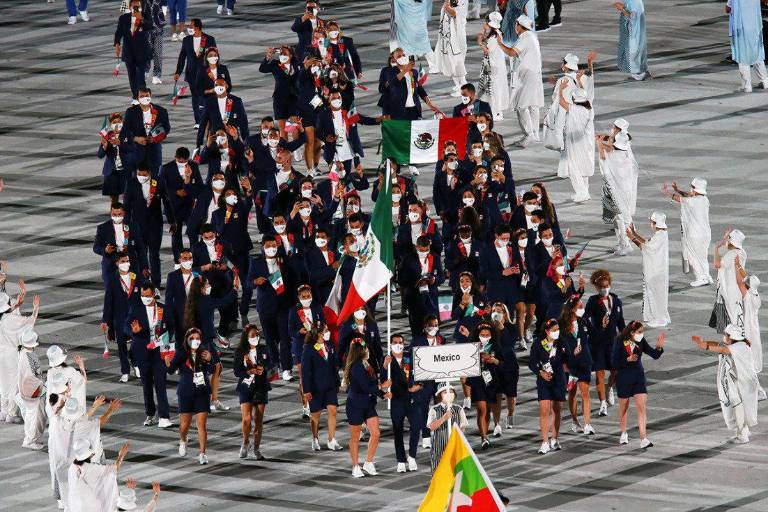 Rommel Pacheco y Gaby López desfilan como abanderados de México en Tokio 2020