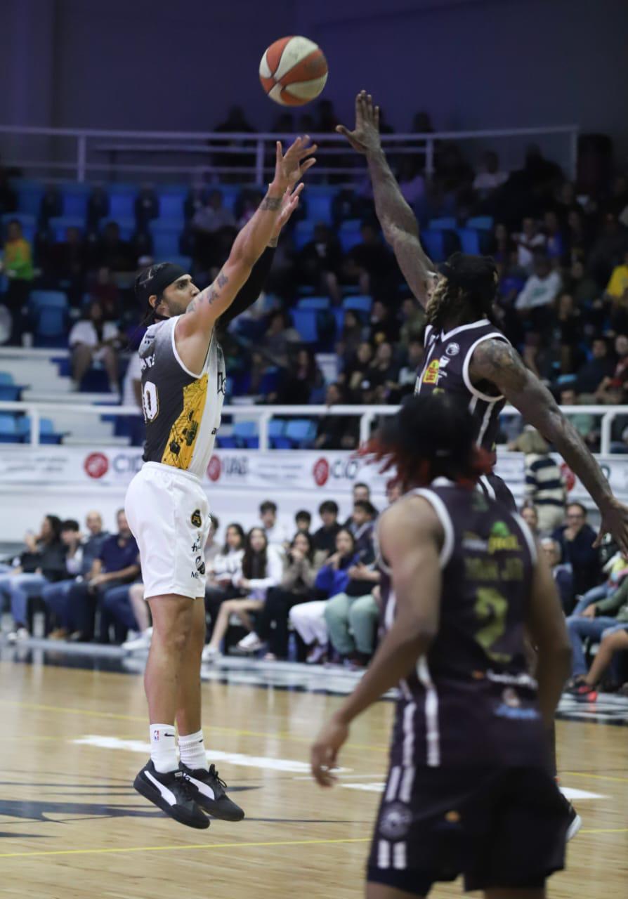 $!Venados Basketball logra cardiaco triunfo en presentación de Jeff Ledbetter