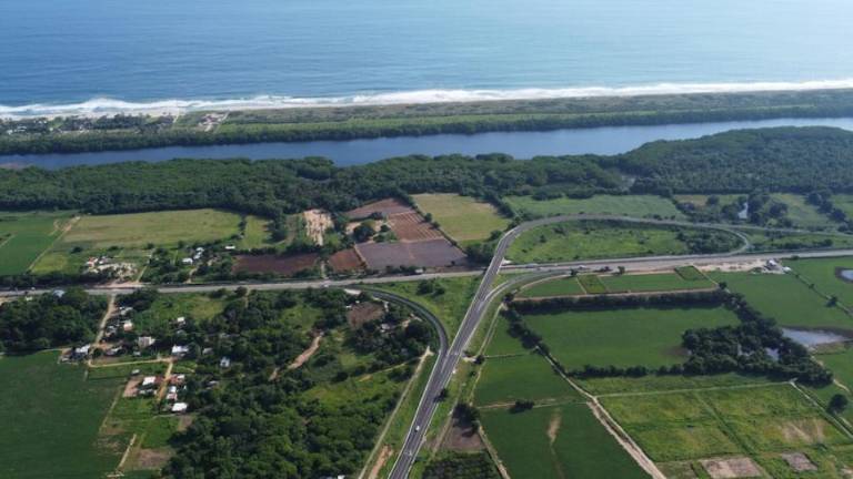 La construcción de la autopista ha cambiado el paisaje en esta parte de la costa de Oaxaca desde su inicio en 2009 y continúa cambiándolo después de su inauguración en febrero de 2024.
