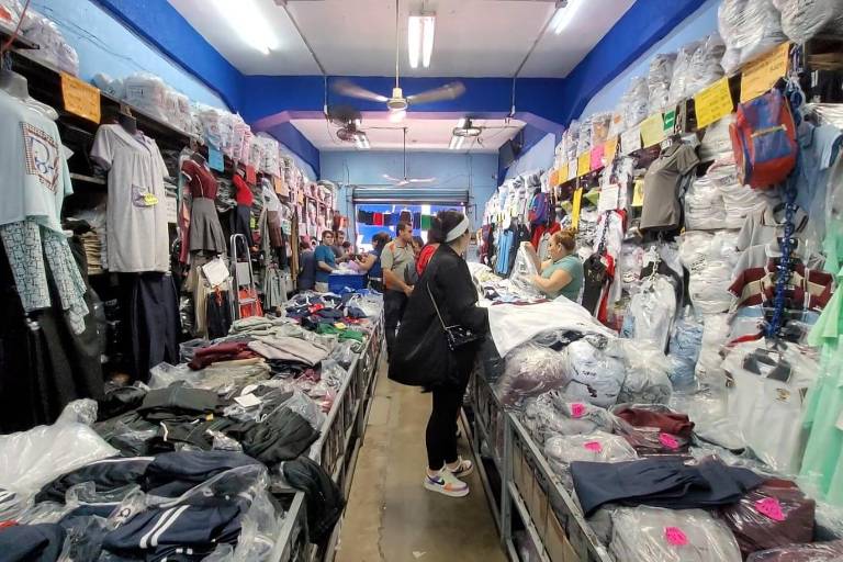 Poca afluencia reportan centros de canje de útiles escolares y uniformes en Culiacán