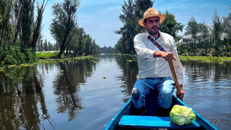 Carlos Sumano, quien gestiona en campo el proyecto de restauración ecológica, bautizado como chinampa-refugio, se sabe de memoria el estado de cada refugio, su ubicación y hasta los horarios de almuerzo de los propietarios.