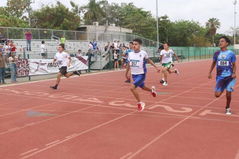 Estudiantes se evalúan en la prueba reina del atletismo