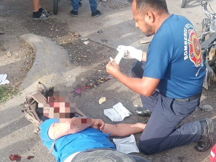 $!Motociclista choca contra auto y resulta lesionado en Mazatlán
