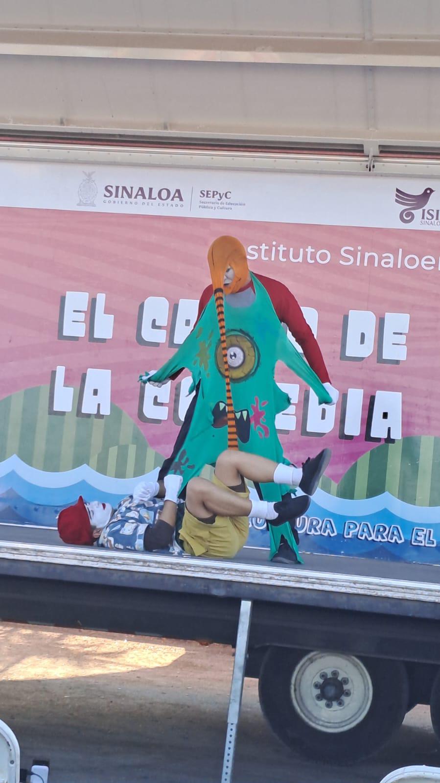 $!Diversión y buen humor comparten los artistas al público.