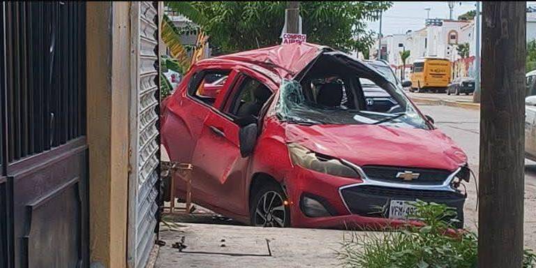 Un auto Chevrolet Beat Hatchback volcó en la avenida Santa Rosa este sábado y terminó con daños severos.