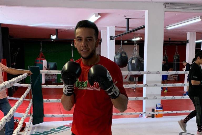 De ser campeón nacional de motocross a boxeador en su propia promotora