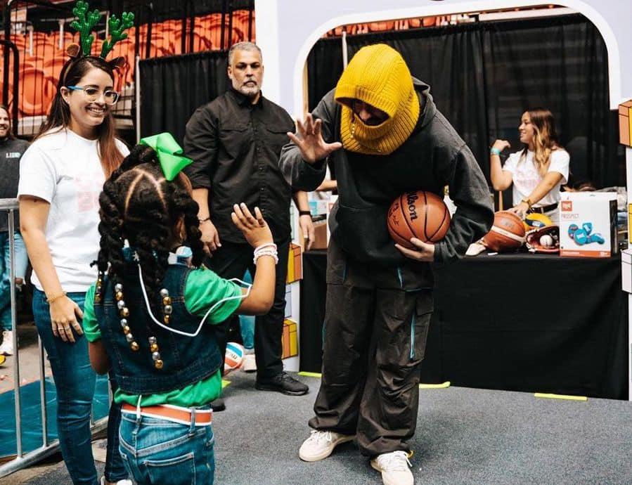 $!Bad Bunny lleva alegría a más de 25 mil niños en Puerto Rico