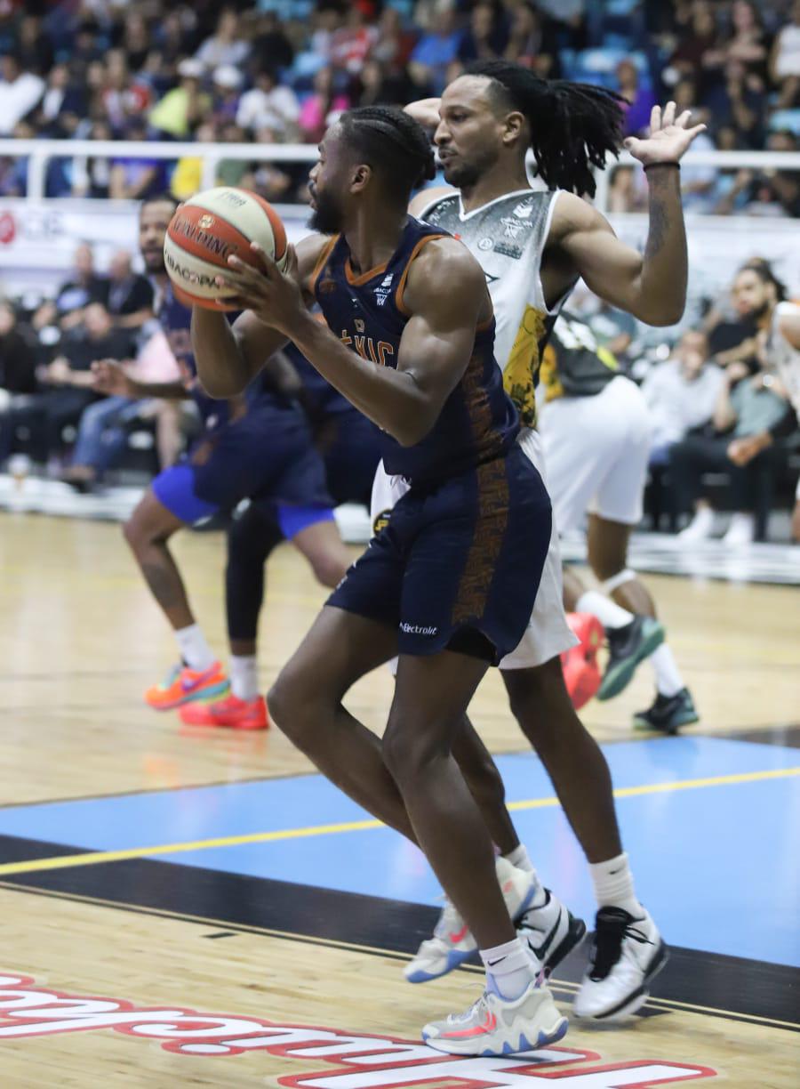 $!Ángeles le saca la escoba en casa a Venados Basketball